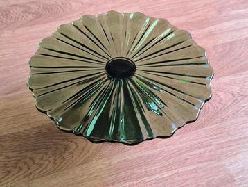 Donkergroene persglazen taartenstandaard beschikbaar voor biedingen