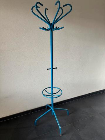 Blauwe metalen kapstok beschikbaar voor biedingen