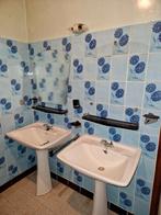 2 retro lavabos met accessoires en spiegel, wit, Huis en Inrichting, Badkamer | Badkamermeubels, Gebruikt, Ophalen