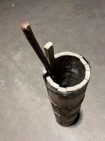 Eeuwenoude houten boterkarn beschikbaar voor biedingen