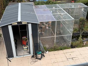 Grote voliere met binnenhok beschikbaar voor biedingen