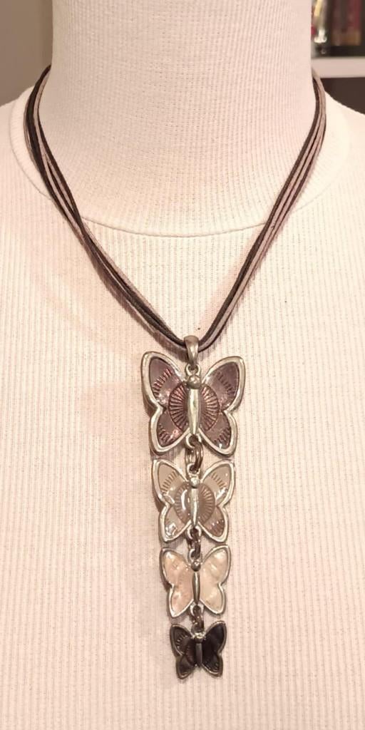 Collier fantaisie papillons, mesurant 49 cm.  🤩, Bijoux, Sacs & Beauté, Colliers, Comme neuf, Synthétique, Brun, Avec pendentif