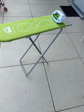 Kinderstrijktafel met strijkijzer beschikbaar voor biedingen