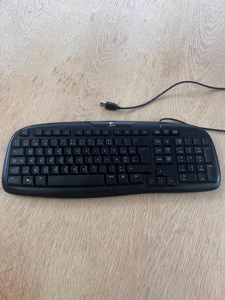Logitech Classic Keyboard 200 – Goede staat, Computers en Software, Toetsenborden, Zo goed als nieuw, Azerty, Bedraad, Ophalen of Verzenden