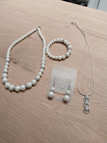 Halsketting 2 stuks armband en oorbellen  beschikbaar voor biedingen
