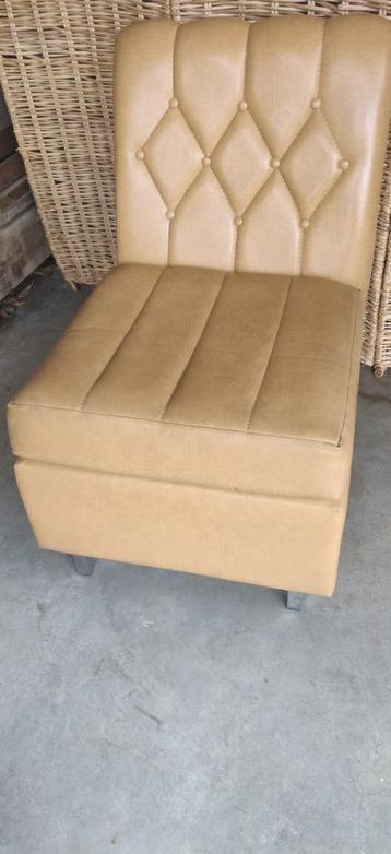 charmante vintage zetel met pootjes in chroom + voetbank beschikbaar voor biedingen