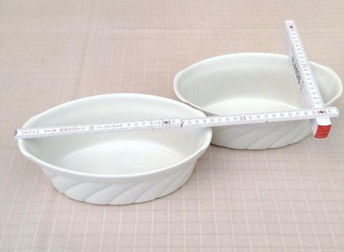 2 diepe keramische vuurvaste schotels 25 cm, Huis en Inrichting, Keuken | Servies, Zo goed als nieuw, Schaal of Schalen, Effen