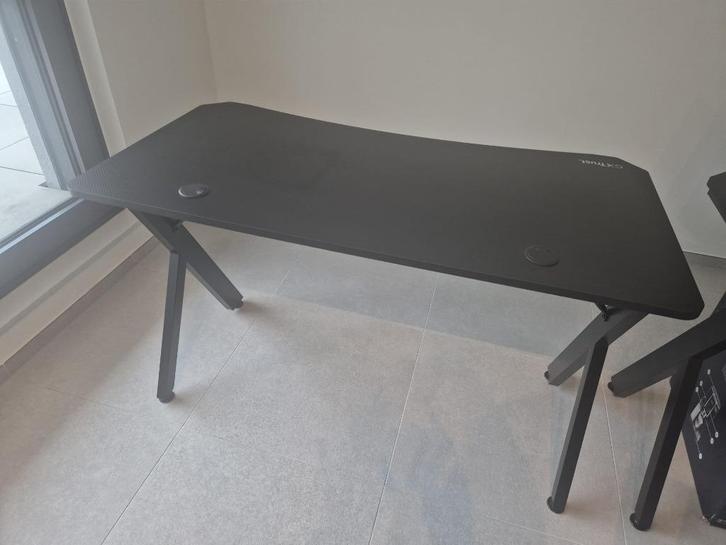 Twee Trust GXT 700-gamingbureaus met accessoires, Huis en Inrichting, Bureaus, Zo goed als nieuw, Bureau, Ophalen