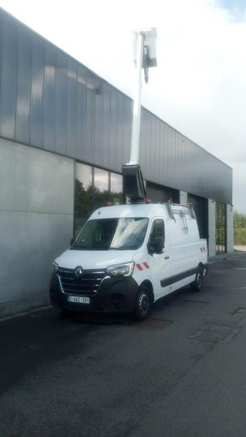 Renault Master avec travailleur en hauteur 