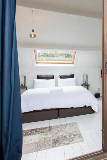 Boxspring, twee onderstukken + matras beschikbaar voor biedingen