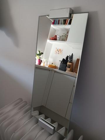 Ophangbare of staanbare spiegel beschikbaar voor biedingen
