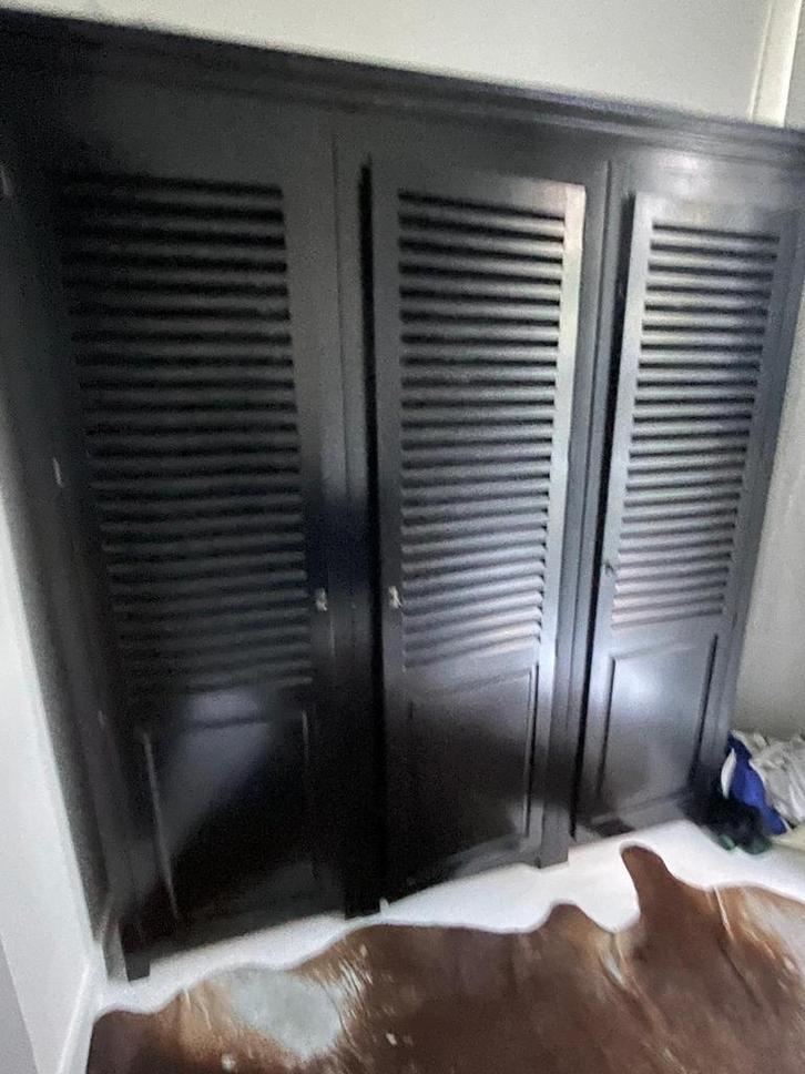 Mooie zwarte kledingkast shutters motief, Huis en Inrichting, Kasten | Kleerkasten, Zo goed als nieuw, Ophalen