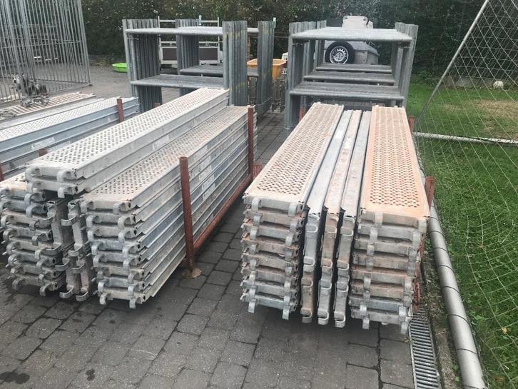 200m2 stelling met 80 ijzeren vloeren!!, Doe-het-zelf en Bouw, Steigers, Zo goed als nieuw, Gevelsteiger, 5 meter of hoger, Ophalen