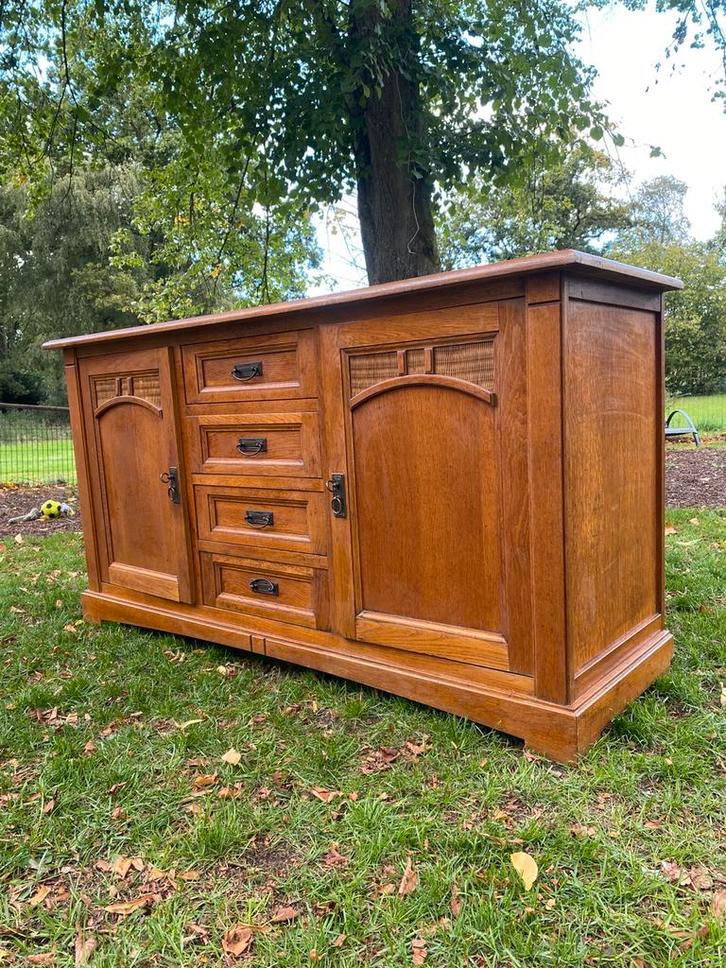 Landelijke houten buffetkast met lades en rieten accenten, Huis en Inrichting, Kasten | Buffetkasten, Minder dan 100 cm, 150 tot 200 cm