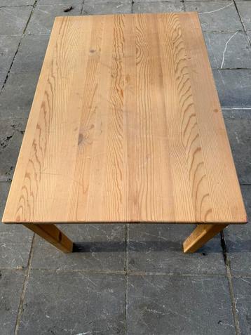 Kleine salontafel beschikbaar voor biedingen