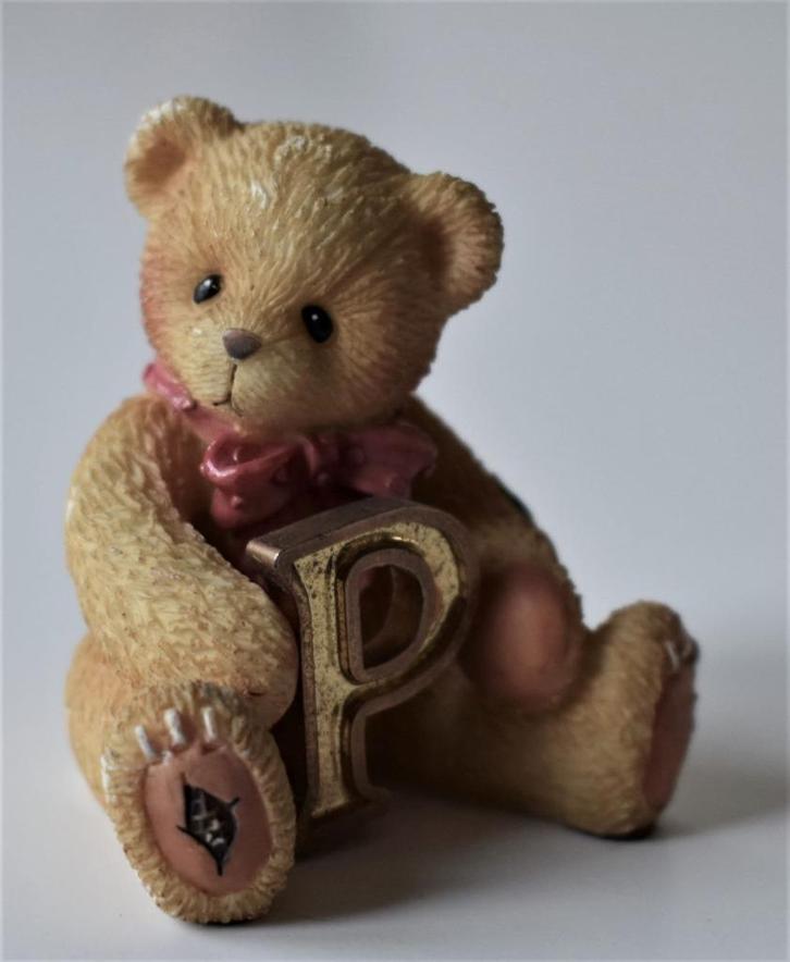 Beer beeldje met letter P - 1997 P. Hillman Lic. Enesco Corp, Verzamelen, Beren en Cherished Teddies, Nieuw, Beeldje, Overige merken