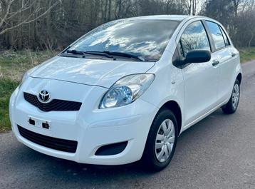 Toyota Yaris 1.0 VVT-i, Auto's, Toyota, Voorwielaandrijving, Stof, Zwart, Wit