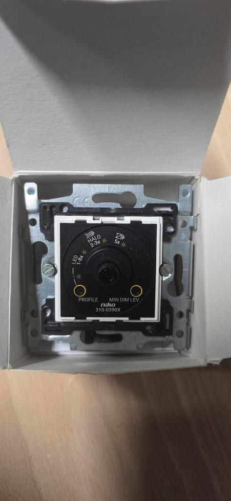 Niko dimmer 310-03900 (ongebruikt), Bricolage & Construction, Électricité & Câbles, Enlèvement ou Envoi