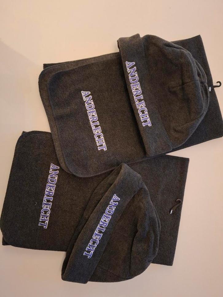 Ensemble bonnet et écharpe RSC Anderlecht — neuf, Sports nautiques & Bateaux, Plongée, Enlèvement ou Envoi