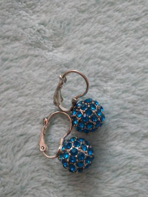 Oorbelletjes met blauwe strass bolletjes, Handtassen en Accessoires, Oorbellen, Nieuw, Knopjes of Stekers, Overige materialen