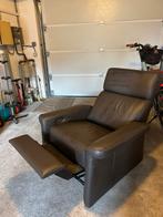 Te koop: lederen relaxzetel met sta-op functie, Huis en Inrichting, Ophalen, Zo goed als nieuw