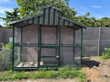 grote vogelkooi beschikbaar voor biedingen
