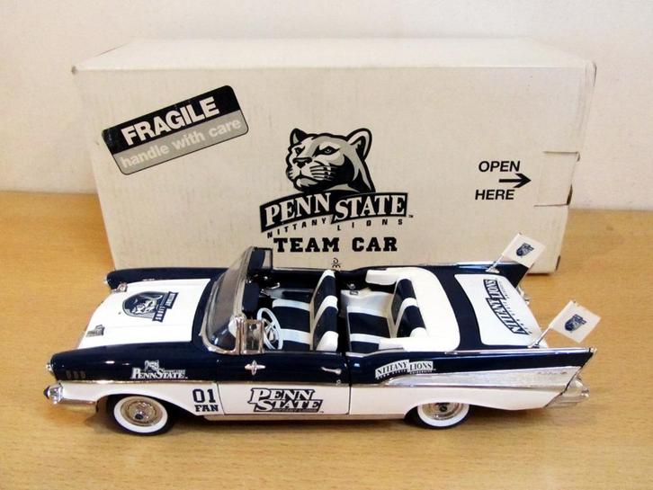 PENN STATE MITTANY LIONS 1957 Chevy Bel Air Team Car (1:24), Hobby en Vrije tijd, Modelbouw | Auto's en Voertuigen, Nieuw, Auto