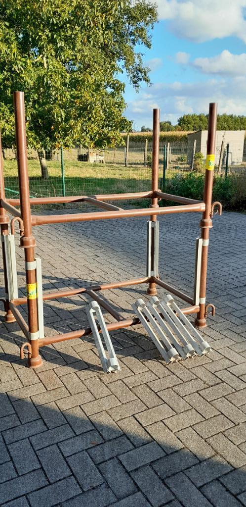9x gelijke degelijk metalen stapelrack rekken racks - 65 eur, Zakelijke goederen, Machines en Bouw | Overig, Ophalen