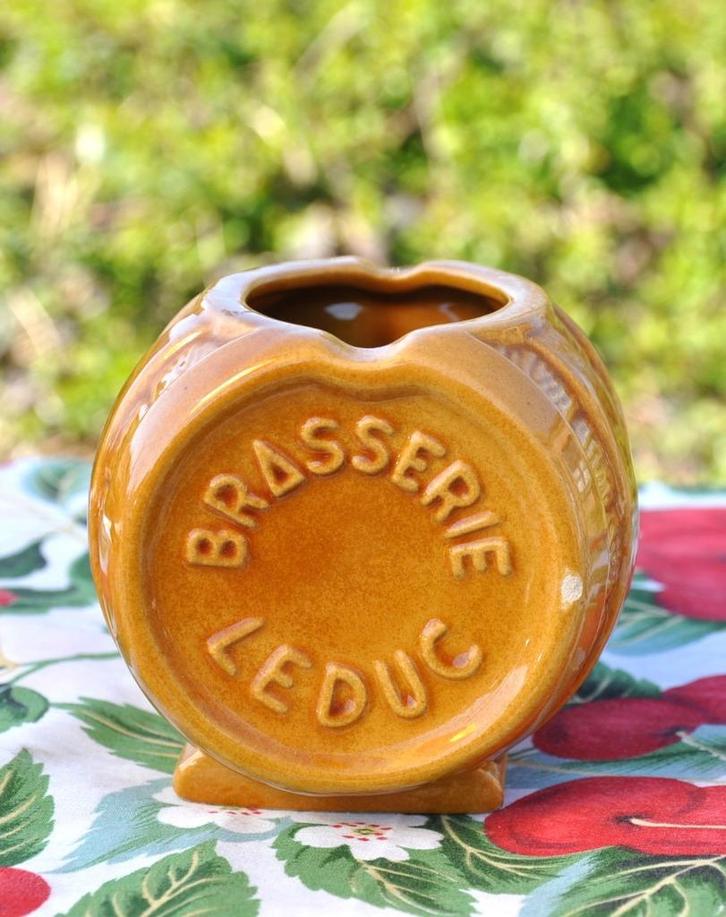 cendrier tonneau en faience brasserie leduc, Collections, Marques de bière, Utilisé, Autres types, Autres marques, Enlèvement ou Envoi