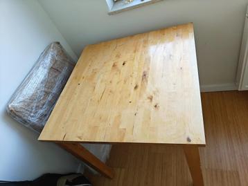 Petite table beschikbaar voor biedingen
