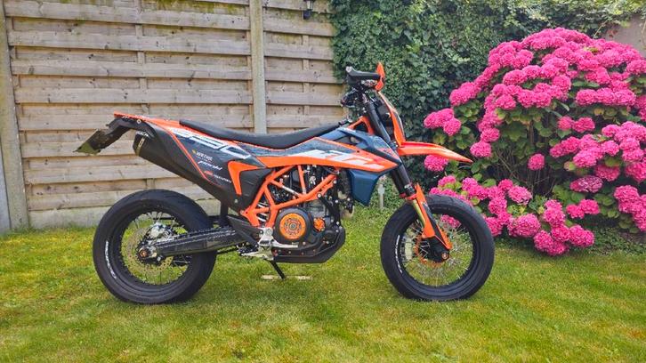 Ktm 690 SMC-R 2023 (showroomstaat), Motoren, Motoren | KTM, Particulier, SuperMoto, meer dan 35 kW, 1 cilinder, Motorrijbewijs A