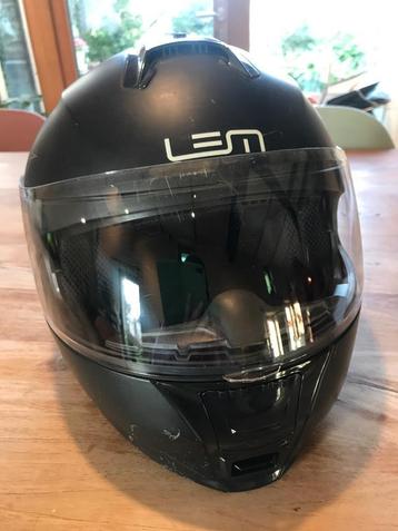 Zwarte motorhelm beschikbaar voor biedingen
