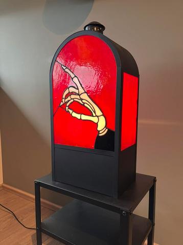 Decoratieve glas-in-lood lamp. beschikbaar voor biedingen