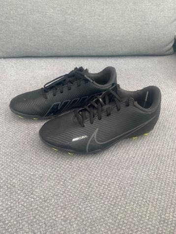 Voetbalschoen nike maat 36,5 beschikbaar voor biedingen