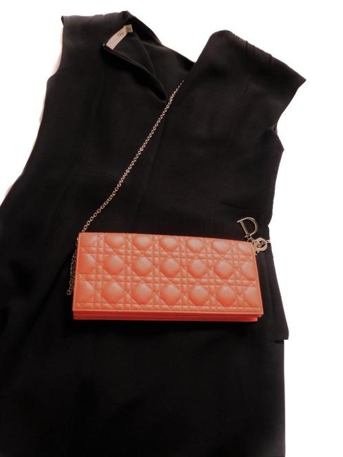 Authentique sac à main de soirée Dior lettres et chaîne, Bijoux, Sacs & Beauté, Sacs | Sacs Femme, Comme neuf, Sac de soirée, Rose