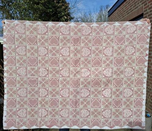 Bouti /plaid / kleedje, roze hartjes, achterkant wiebertjes, Antiek en Kunst, Curiosa en Brocante, Ophalen of Verzenden