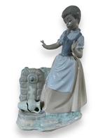 NAO by Lladro  beeldje de gebroken kruik, Verzamelen, Ophalen, Zo goed als nieuw, Mens