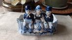 Trois personnages sur un pot en bleu de Delft, Enlèvement ou Envoi