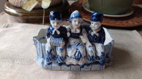 Trois personnages sur un pot en bleu de Delft, Antiquités & Art, Antiquités | Céramique & Poterie, Enlèvement ou Envoi