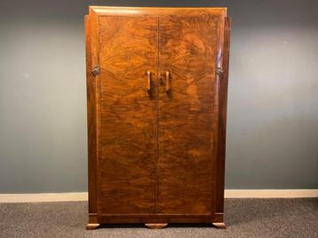 Engelse Art Deco twee deur hangkast van notenhout