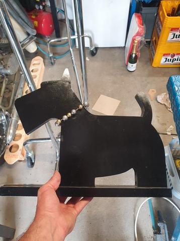 Houten hondje beschikbaar voor biedingen