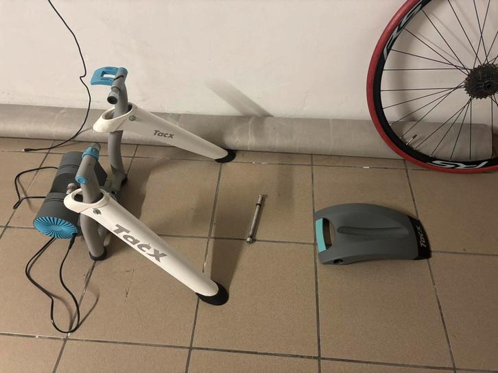 Tacx flow rollentrainer met bijhorende wiel, Sport en Fitness, Wielrennen, Zo goed als nieuw, Ophalen