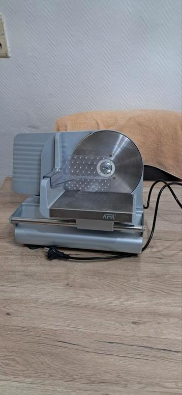 Elektrische snijmachine werkt prima en in goede staat  beschikbaar voor biedingen