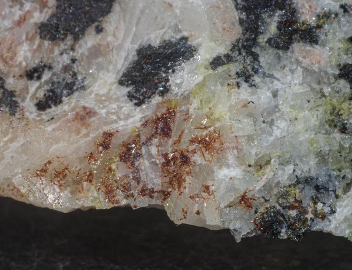 Zeldzame KARMINIET + DUSSERTIET uit de Clara mijn., Verzamelen, Mineralen en Fossielen, Mineraal, Ophalen of Verzenden