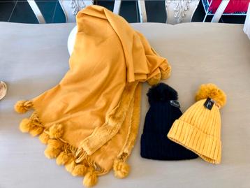 Grande étole et bonnet pompons jaune  + Bonnet noir 