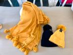 Grande étole et bonnet pompons jaune  + Bonnet noir, Écharpe, Sissy, Neuf