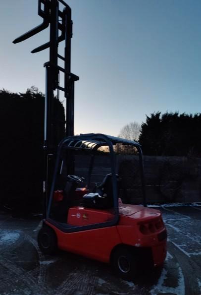 LE CHARIOT ÉLÉVATEUR À MÂT TRIPLEX FONCTIONNE BIEN, Bricolage & Construction, Métaux, Enlèvement ou Envoi