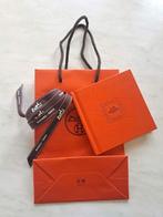 Hermès - Écharpe à boutons - livret + coffret cadeau, Enlèvement ou Envoi, Neuf