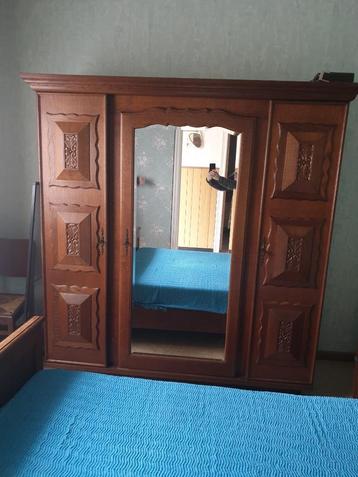 Vintage Kleerkast Met Spiegel beschikbaar voor biedingen