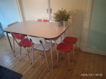Jaren 60 formica tafel 2 rode st. 2 rode krukken 3 witte st. beschikbaar voor biedingen